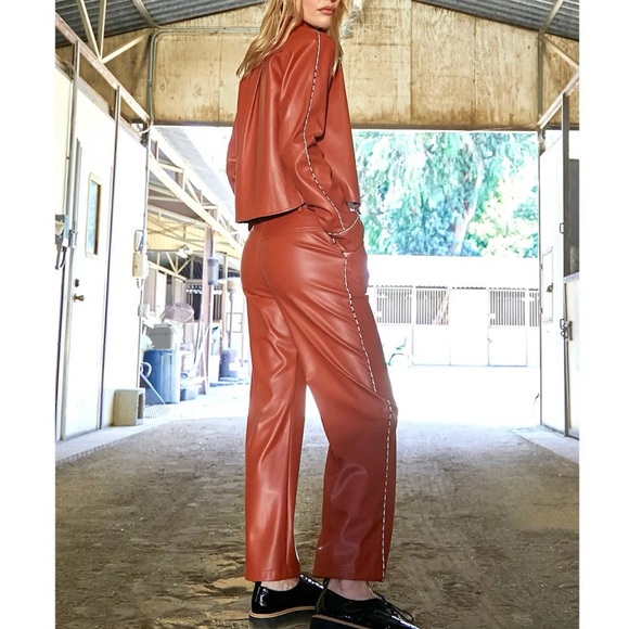 NWT Mystree Brick red faux leather pants with contrasting piping seams.Size M - Picture 3 of 11